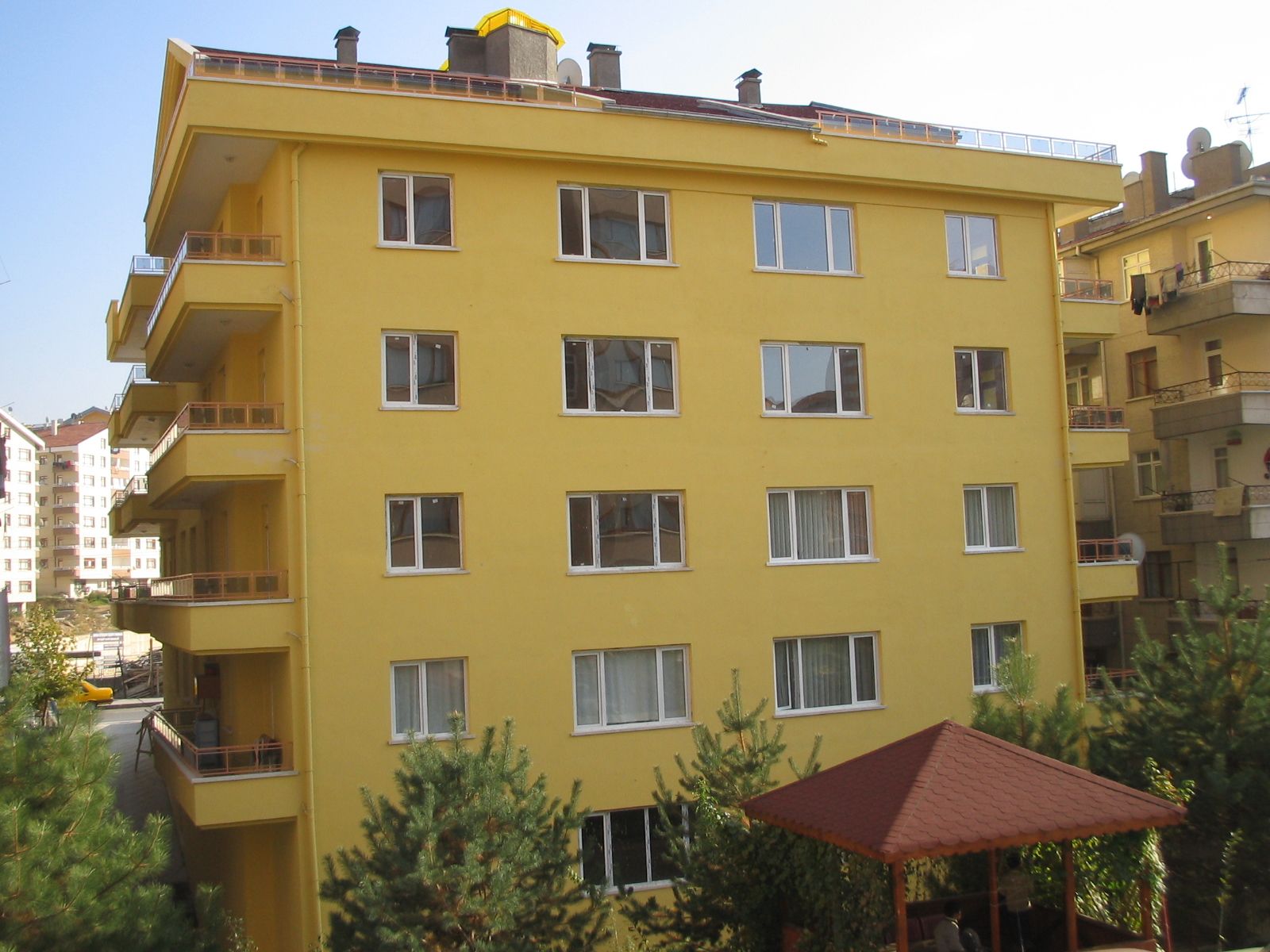 Ankara’da sarıya boyanmış beş katlı bir apartman; kartelada seçilen renk bu cepheye işlenir